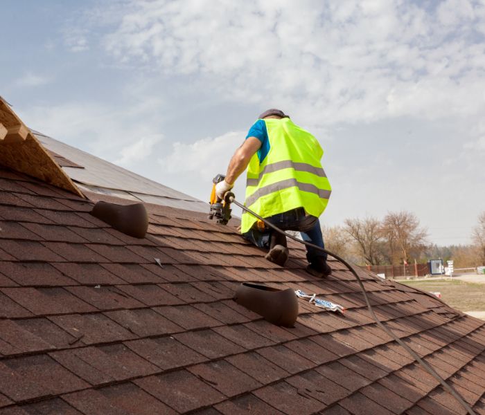contractor from roofing company in Houma